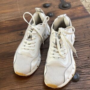 Reebok tennis shoes size 9